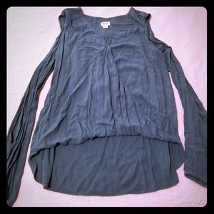 Long, open sleeve turquoise top